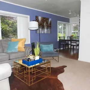 The Golden Serene - Uniquely Furnished Near Lake Washington - Free Parking & Wifi Seattle