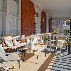 https://416a-waldburg-st-newly-renovated-1920s-historic-district-apt.top-hotels-in-savannah.com